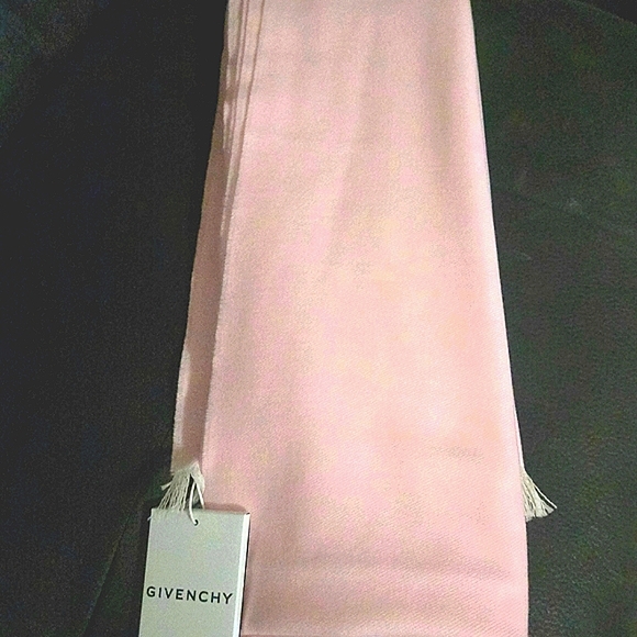 Givenchy New Light Pink oversized Shawl/Scarf wool/ Silk NWT Authentic ❣️ - Picture 5 of 10